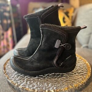 CLARKS PRIVO WATERPROOF Black Suede Leather Ankle Boots with Button Detail 7.5